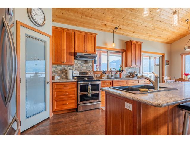3558 Sprague St, House detached with 3 bedrooms, 4 bathrooms and null parking in Central Kootenay D BC | Image 69