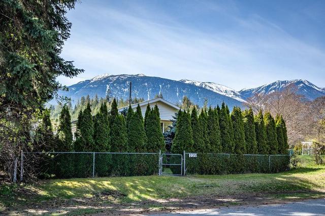 235 B Avenue, House detached with 2 bedrooms, 2 bathrooms and null parking in Central Kootenay D BC | Image 6