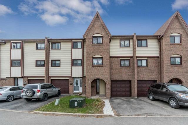 31 Mccallum Crt, Townhouse with 3 bedrooms, 2 bathrooms and 1 parking in Brampton ON | Image 1