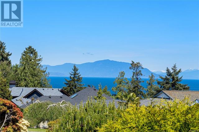 6021 Icarus Dr, House detached with 3 bedrooms, 2 bathrooms and 4 parking in Nanaimo BC | Image 2