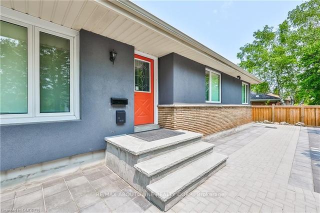 425 Plains Rd W, House detached with 3 bedrooms, 2 bathrooms and 11 parking in Burlington ON | Image 1