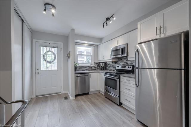 44 - 1385 Commissioners Rd W, House attached with 2 bedrooms, 1 bathrooms and 1 parking in London ON | Image 2