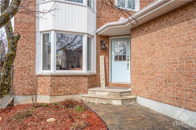 22 Fernbrook Pl, House detached with 3 bedrooms, 3 bathrooms and 6 parking in Ottawa ON | Image 3