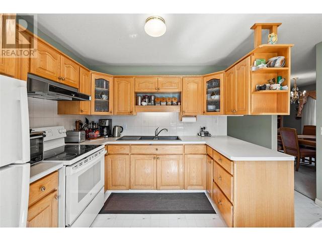 54 - 6400 Spencer Rd, House detached with 2 bedrooms, 3 bathrooms and 4 parking in Central Okanagan BC | Image 6
