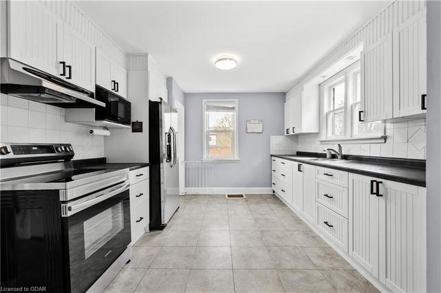 133 Arnold St, House detached with 3 bedrooms, 1 bathrooms and 2 parking in Kitchener ON | Image 3