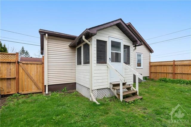 218 Rideau Street, House detached with 2 bedrooms, 1 bathrooms and 2 parking in North Grenville ON | Image 30
