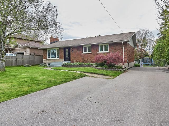 36 Cresser Ave, House detached with 3 bedrooms, 2 bathrooms and 7 parking in Whitby ON | Image 1