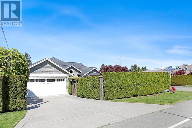 277 Crescent Rd W, House detached with 2 bedrooms, 3 bathrooms and 4 parking in Qualicum Beach BC | Image 12