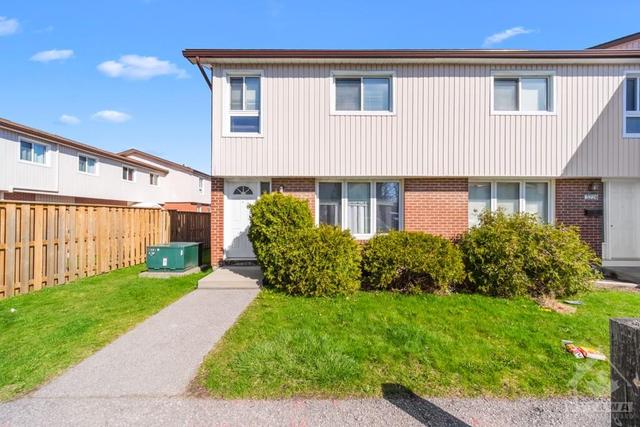 3230 Bannon Way, Townhouse with 3 bedrooms, 2 bathrooms and 1 parking in Ottawa ON | Image 1