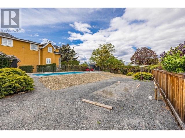 464 Mcphee St, House detached with 5 bedrooms, 2 bathrooms and 6 parking in Kelowna BC | Image 37