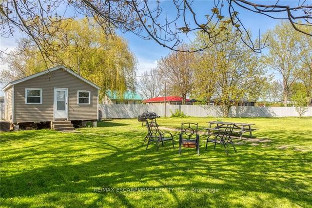 921 Lakeshore Rd, House detached with 2 bedrooms, 1 bathrooms and 4 parking in Haldimand County ON | Image 2