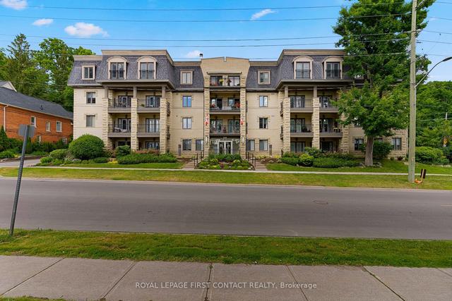 104 - 200 Collier St, Condo with 2 bedrooms, 1 bathrooms and 1 parking in Barrie ON | Image 1