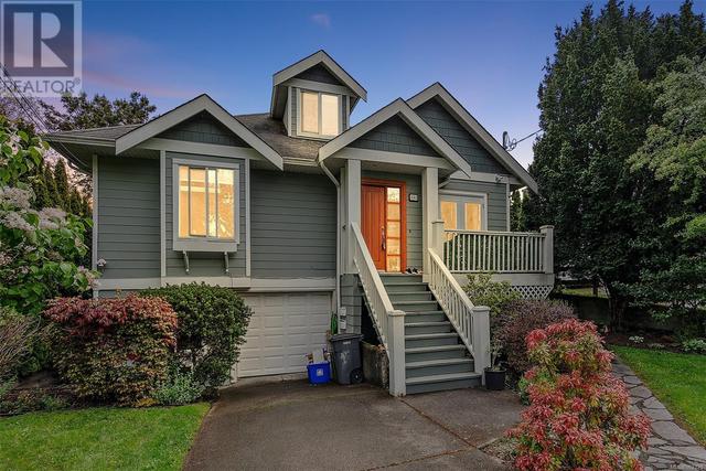 305 St Charles St, House detached with 5 bedrooms, 4 bathrooms and 3 parking in Victoria BC | Image 1