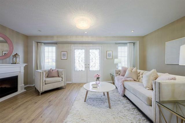 517 Rossland Rd E, House semidetached with 4 bedrooms, 4 bathrooms and 2 parking in Ajax ON | Image 2