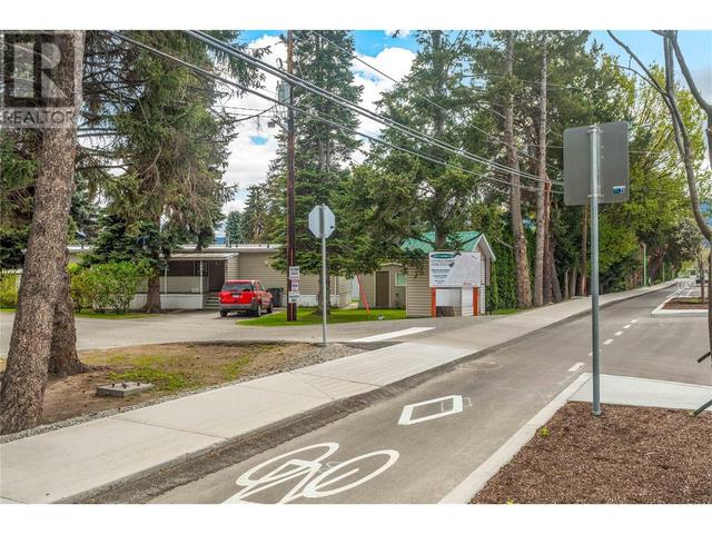 98 - 3535 Casorso Rd, House other with 2 bedrooms, 1 bathrooms and 2 parking in Kelowna BC | Image 33