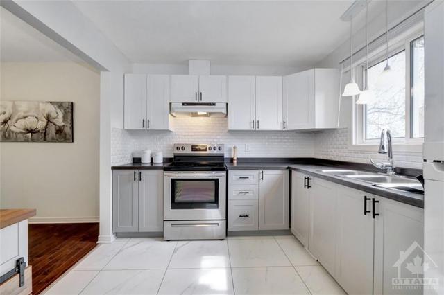 59 Bering Crt, Townhouse with 3 bedrooms, 2 bathrooms and 1 parking in Ottawa ON | Image 15