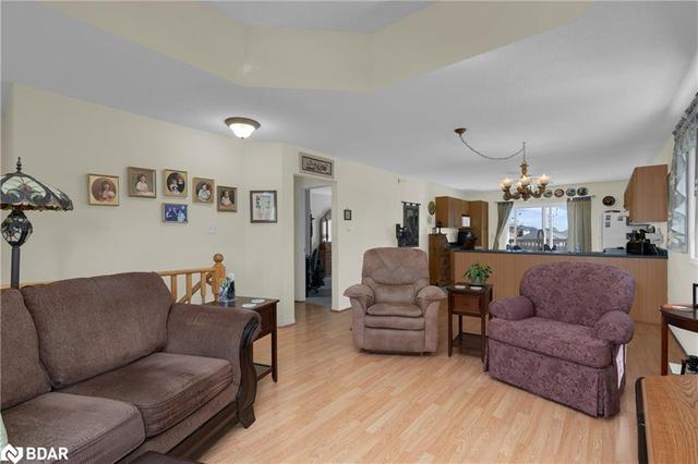 32 Dunsmore Lane, House detached with 4 bedrooms, 3 bathrooms and 6 parking in Barrie ON | Image 2