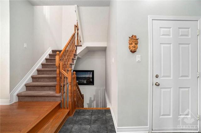 531 Devonwood Cir, Townhouse with 3 bedrooms, 3 bathrooms and 3 parking in Ottawa ON | Image 5