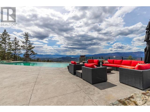 5774 Deadpine Dr, House detached with 6 bedrooms, 5 bathrooms and 3 parking in Central Okanagan BC | Image 7