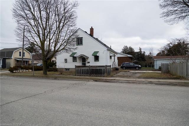 29 Curtis St, House detached with 3 bedrooms, 1 bathrooms and null parking in Brantford ON | Image 5