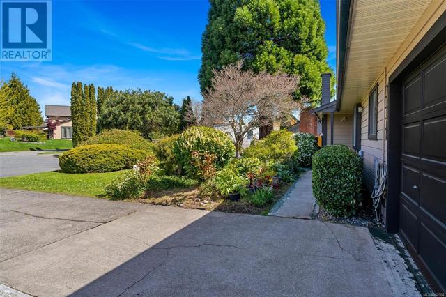 7826 Fairmeadow Pl, House detached with 2 bedrooms, 2 bathrooms and 4 parking in Central Saanich BC | Image 34