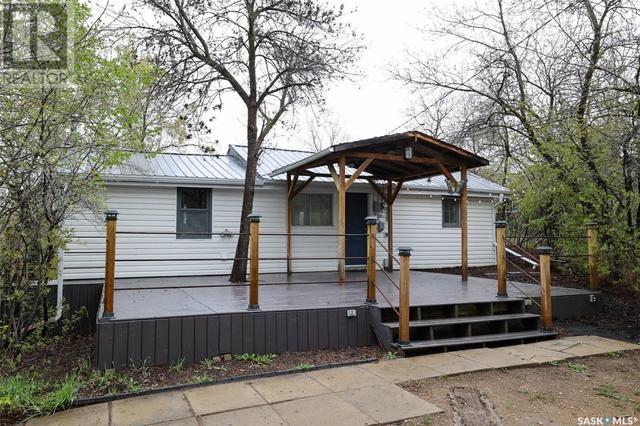 343 Green Ave, House detached with 2 bedrooms, 1 bathrooms and null parking in Regina Beach SK | Image 1
