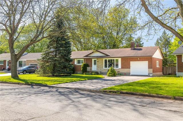 8835 Roosevelt St, House detached with 3 bedrooms, 2 bathrooms and 5 parking in Niagara Falls ON | Image 1