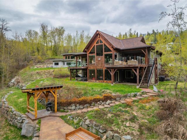 817 White Tail Drive, House detached with 4 bedrooms, 4 bathrooms and null parking in Rossland BC | Image 2