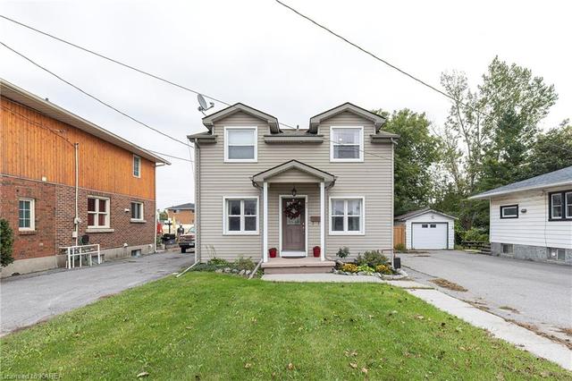 911 Division St, House detached with 3 bedrooms, 2 bathrooms and 3 parking in Kingston ON | Image 2