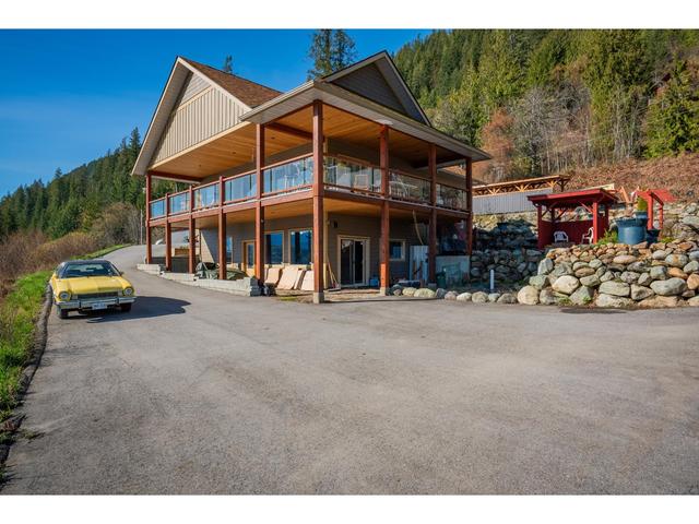 3558 Sprague St, House detached with 3 bedrooms, 4 bathrooms and null parking in Central Kootenay D BC | Image 19