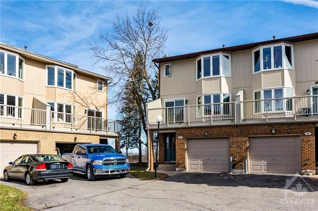 34 Huntview Private, Townhouse with 3 bedrooms, 4 bathrooms and 2 parking in Ottawa ON | Image 2