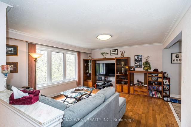 579 Rustic Rd, House detached with 3 bedrooms, 2 bathrooms and 12 parking in Toronto ON | Image 8