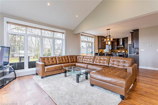 2580 Dundas St, House detached with 4 bedrooms, 3 bathrooms and 8 parking in London ON | Image 9