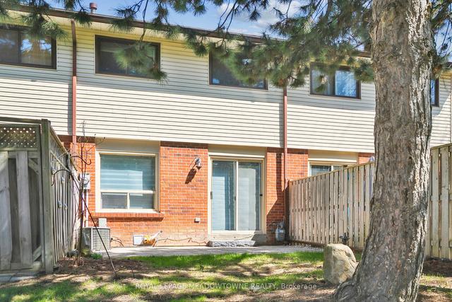 7 Collins Cres, Townhouse with 3 bedrooms, 3 bathrooms and 2 parking in Brampton ON | Image 33