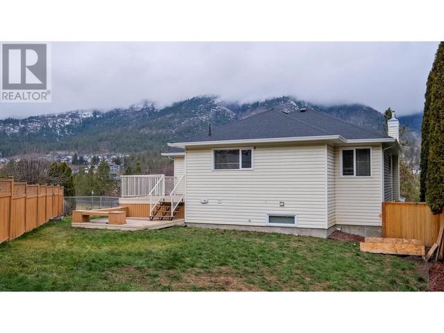 2273 Shannon Ridge Dr, House detached with 4 bedrooms, 3 bathrooms and 2 parking in West Kelowna BC | Image 16