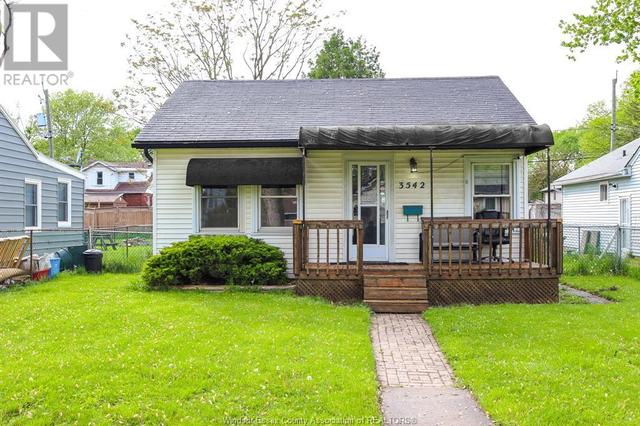 3542 King St, House detached with 2 bedrooms, 1 bathrooms and null parking in Windsor ON | Image 1