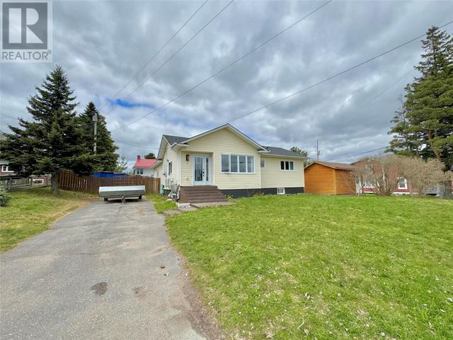 7 Pinetree Rd, House detached with 3 bedrooms, 1 bathrooms and null parking in Glovertown NL | Image 2