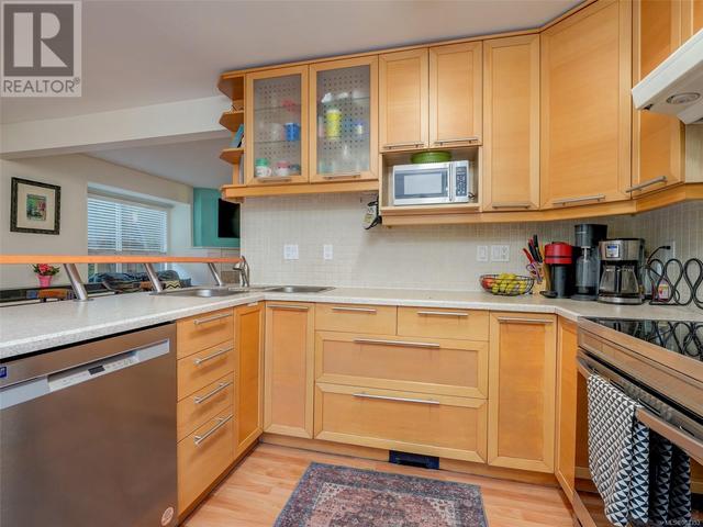 6 - 3993 Columbine Way, House attached with 3 bedrooms, 3 bathrooms and 2 parking in Saanich BC | Image 7