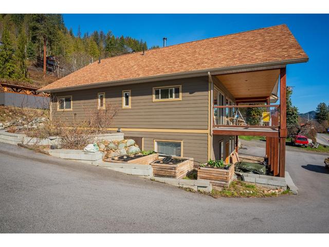 3558 Sprague St, House detached with 3 bedrooms, 4 bathrooms and null parking in Central Kootenay D BC | Image 22