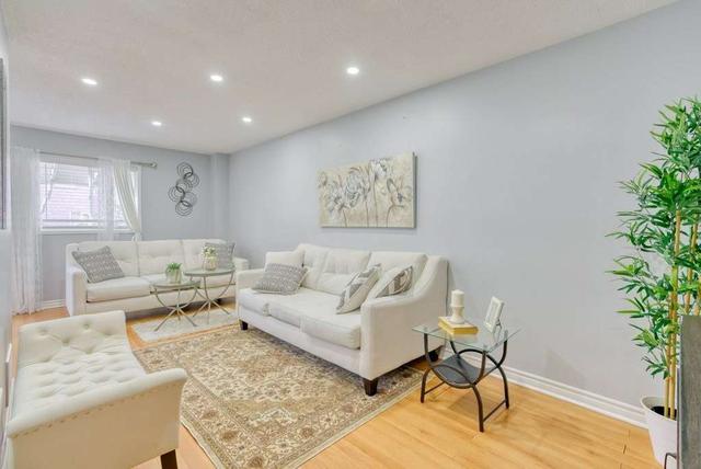 3913 Stoneham Way, House semidetached with 3 bedrooms, 3 bathrooms and 4 parking in Mississauga ON | Image 3