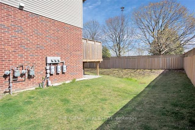 1061 Eagletrace Dr, Townhouse with 3 bedrooms, 3 bathrooms and 4 parking in London ON | Image 33