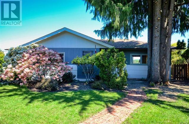 5049 Wesley Rd, House detached with 3 bedrooms, 1 bathrooms and 2 parking in Saanich BC | Image 56