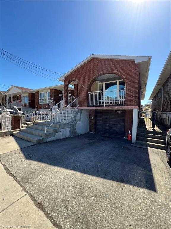 494 Barton St E, House detached with 3 bedrooms, 2 bathrooms and 2 parking in Hamilton ON | Image 1