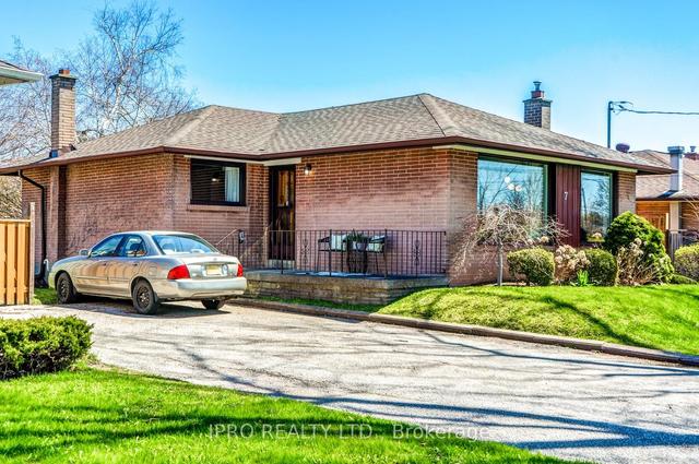 7 Stonehenge Cres, House detached with 3 bedrooms, 2 bathrooms and 3 parking in Toronto ON | Image 1