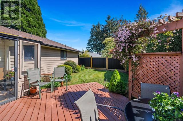 7826 Fairmeadow Pl, House detached with 2 bedrooms, 2 bathrooms and 4 parking in Central Saanich BC | Image 15