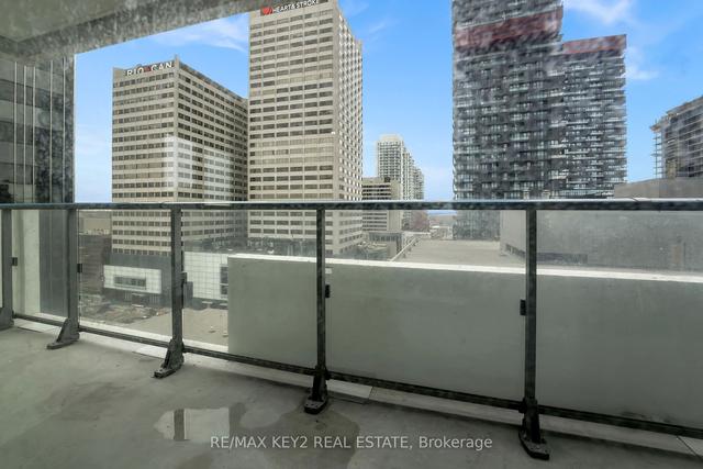 1009 - 2221 Yonge St, Condo with 2 bedrooms, 2 bathrooms and 0 parking in Toronto ON | Image 2