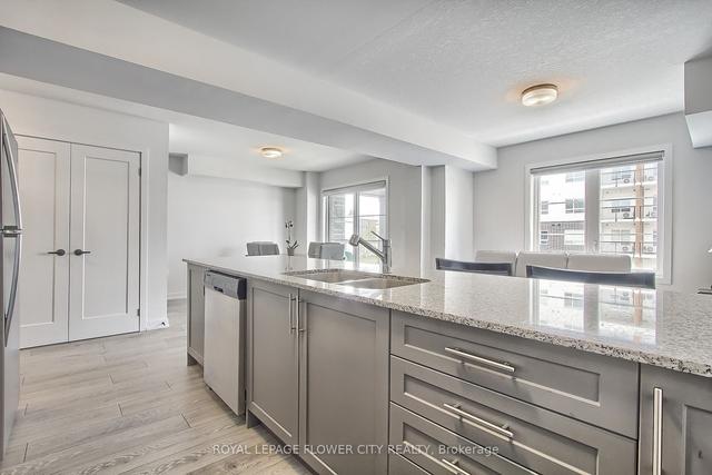 221 W Oak Trl, Townhouse with 2 bedrooms, 2 bathrooms and 2 parking in Kitchener ON | Image 4