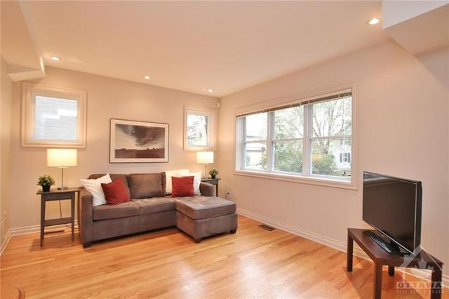22 Gould St, House detached with 3 bedrooms, 2 bathrooms and 4 parking in Ottawa ON | Image 4
