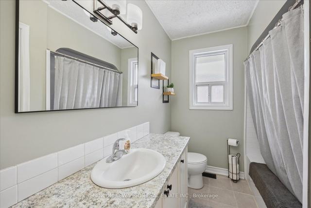 126 Chadburn St, House detached with 3 bedrooms, 2 bathrooms and 5 parking in Oshawa ON | Image 11