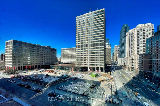 605 - 832 Bay St, Condo with 2 bedrooms, 2 bathrooms and 1 parking in Toronto ON | Image 13